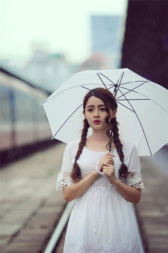 Danh tính của cô nàng ngay sau đó đã được cư dân mạng truy tìm. Cô gái rửa bát đáng yêu này là Lý Lan Hương (21 tuổi) hiện đang học tại trường Đại học công nghệ TP.HCM. Lan Hương được bạn bè nhận xét có tính cách dịu dàng và dễ mến. Cô nàng là gương mặt khá quen thuộc với cộng đồng mạng. Trước đó, vào năm 2013, bức ảnh thẻ của Lan Hương từng tạo nên một cơn sốt không hề nhỏ trên nhiều diễn đàn, fanpage, nhiều người gọi cô là "hot girl ảnh thẻ" cùng với đó là nhiều lời mời Lan Hương làm mẫu ảnh, mẫu thời trang.