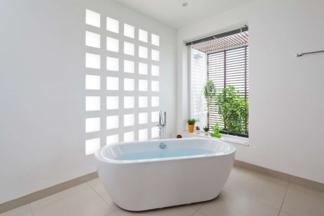 Góc phòng tắm nhỏ xinh với mẫu bồn tắm nằm sang trọng.