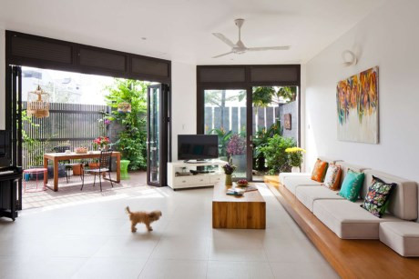 Từ bếp và phòng khách, bạn có thể ngắm nhìn sân vườn trước hiên nhà.