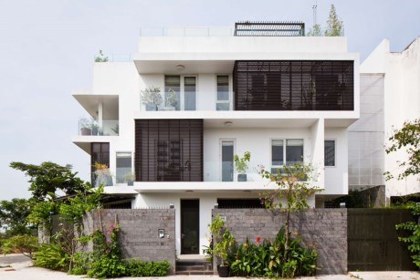 “D2 Town House” là tên công trình nhà ở tọa lạc tại khu dân cư mới thuộc ngoại ô thành phố Hồ Chí Minh. Ngôi nhà Việt đẹp này là một căn nhà phố 3 tầng của một gia đình gồm ba thế hệ cùng chung sống được thiết kế bởi MM++ Architects . Nhờ sự hiện đại, tiện nghi và một sân vườn đẹp, công trình này đã được tạp chí kiến trúc Architizer không tiếc lời khen ngợi.