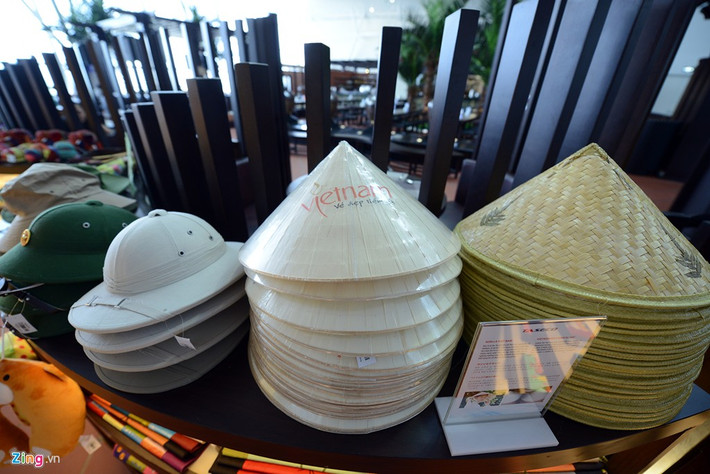 Sảnh chờ lên máy bay được đầu tư, mở mới hàng loạt gian hàng miễn thuế.
