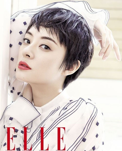 Xếp sau cô là Tôn Lệ - người đẹp thực lực của showbiz.