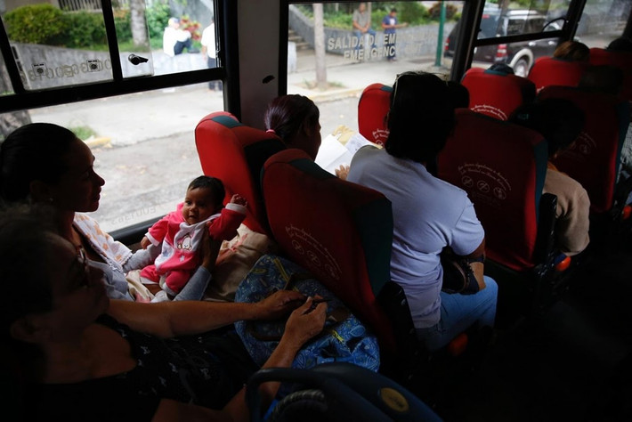 “Tôi thấy hơi sợ nhưng thà như vậy còn hơn sinh thêm đứa nữa”, Martinez nói. Cô cùng với hàng chục người phụ nữ khác bắt xe bus từ khu ổ chuột vào lúc 4h sáng để tới tham dự “ngày triệt sản” đặc biệt ở khu phố giàu tại Caracas. Các bác sĩ và nhân viên y tế cho biết, nhu cầu đối với loại hình dịch vụ này ngày càng tăng. Chương trình y tế địa phương dành cho phụ nữ ở bang Miranda - bao gồm nhiều phần của thủ đô, quy định 40 địa điểm trong "những ngày triệt sản". Nhưng ít nhất tới tận năm ngoái, họ không thường xuyên tiếp nhận người dân. Hiện tại, các địa điểm này chật kín người và khoảng 500 phụ nữ đang trong danh sách chờ, Deliana Torres - giám đốc của chương trình, cho biết.