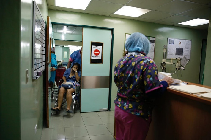 Trong khi chờ đợi đến lượt vào phòng triệt sản, Yessy Ascanio, bà mẹ 38 tuổi và có 2 con, buồn bã nhớ lại: “Trước đây, khi bạn có thai, mọi người vui mừng. Hiện tại, khi một phụ nữ nói: ‘Tôi có thai’, mọi người đều mắng bạn. Điều này khiến tôi cảm thấy buồn cho những phụ nữ trẻ". Khi một số người lo lắng sau khi nhìn thấy bệnh nhân ngồi trên xe lăn được đẩy ra từ phòng phẫu thuật, cô khuyên: "Nếu bạn sợ hãi, hãy nghĩ đến thực phẩm".