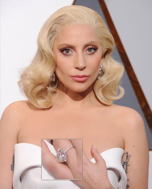 Chiếc nhẫn đính hôn hình trái tim của Lady Gaga và Taylor Kinney trị giá 720.000 USD (khoảng 16 tỷ đồng). Chiếc nhẫn được nam diễn viên Taylor trao cho nữ ca sĩ vào dịp lễ Valentine 2015. Trên nhẫn khắc hai chữ cái "T" và "S" tượng trưng cho dòng chữ: "Taylor loves Stefani", trong đó Stefani là tên thật của Lady Gaga.
