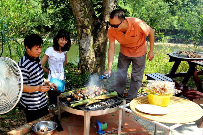 Tất nhiên không thể thiếu "tiết mục" thưởng thức nông sản sạch tươi ngon từ trang trại lên thẳng bàn ăn.