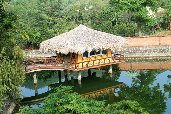 Nhà hồ không chỉ là nơi thư giãn, đọc sách, nghỉ ngơi mà còn có thể câu cá và ngắm toàn cảnh hồ cá, bến thuyền và khu cắm trại.