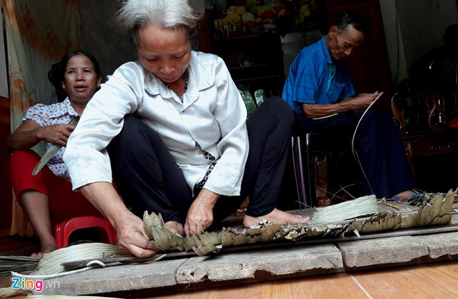 Hơn 40 năm làm nghề làm áo tơi, vợ chồng ông Nguyễn Minh Tân (69 tuổi) và bà Đặng Thị Hiền (60 tuổi) những ngày này vẫn tất bật cho ra lò những áo tơi. Bà Hiền cho biết, nghề chằm áo tơi không khó nhưng đòi hỏi phải có sự chịu khó và tỉ mẩn qua nhiều công đoạn.