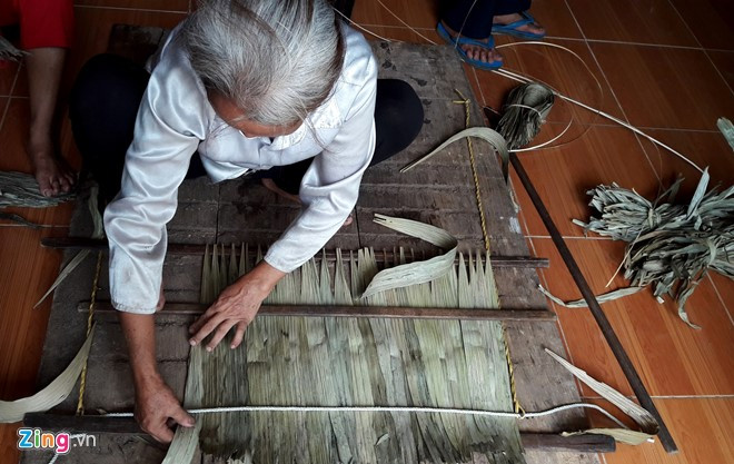 Công đoạn chằm tơi: Việc chằm tơi không phức tạp, kỳ công nhưng đòi hỏi sự khéo léo, cẩn thận của người làm. Người thợ sẽ xếp lá cọ lên một chiếc khuôn gỗ với diện tích 1 m2. 4 chiếc thước kẻ dài 1 m dùng để nẹp các lá cọ ngay ngắn.