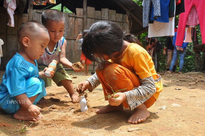Từ hôm xảy ra trận lũ quét đến nay đã hơn 3 ngày trôi qua nhưng đến nay anh Khờ vẫn chưa hết bàng hoàng mỗi khi nhắc đến giây phút định mệnh đó. “Khoảng 1 giờ sáng ngày 5/8, tôi đang ngủ thấy có mưa to nên dạy soi đèn mở cửa chạy ra sau nhà đắp bờ ngăn nước chảy vào nhà nhưng càng đắp bờ nước càng đổ về nhiều, khoảng 1 tiếng sau mới nghe thấy tiếng động lớn vọng về từ đầu rừng, biết chắc có lũ lớn nên tôi chạy lao về gõ cửa từng nhà, kêu mọi người chạy thoát lũ”.