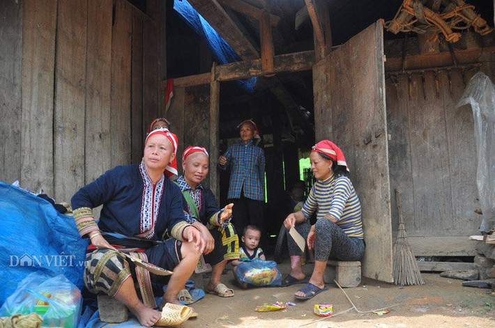 Thấy có người lạ đến hỏi thăm, bà Mẩy càng tủi thân khóc to hơn. “Mới hôm trước làm trên nương gọi điện thoại về nói chuyện mọi người còn cười nói với nhau, mẹ với cháu còn kêu 2 vợ chồng làm nương mau đưa ngô, lúa về, vậy mà giờ về mẹ (bà Chảo Khờ Mẩy - sinh năm 1953) và cháu (Chảo Láo Tả - sinh năm 1998) đều đi hết cả” – bà Mẩy lấy tay gạt nước mắt. Bà Mẩy kể: Hai vợ chồng bà đi làm nương cách nhà mấy km nên khi sự việc xảy ra cũng không hay biết, chỉ đến khi nghe mọi người ở xóm gọi báo mới hay tin dữ về đến nơi thì nhà cửa, người thân bị nước lũ cuốn trôi mất tích hết cả.