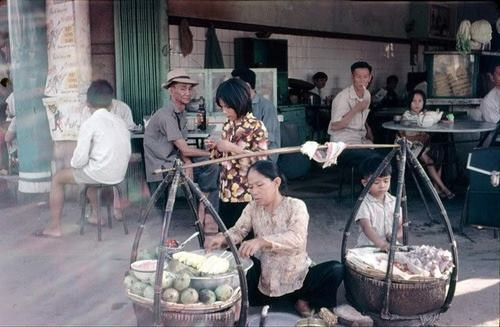 Những gánh hàng rong, hoa quả đặt trước những quán ăn có bàn ghế tươm tất...