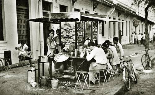 Một xe mì của người Hoa nườm nượp khách ghé thăm.