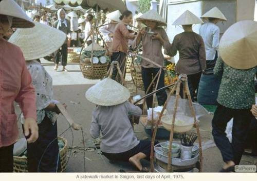 Người lao động thường chạy đua với thời gian để thưởng thức vội những tô phở hay hủ tiếu lề đường. (Ảnh chụp năm 1975).