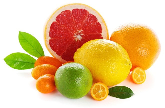 8. Chanh và trái cây họ cam quýt rất giàu axit citric và nước, đồng thời bổ sung các chất điện giải, kali, tăng cường hiệu quả dưỡng ẩm, bảo vệ cơ thể khỏi bị say nắng. Bạn có thể uống một ly nước chanh, cam vào buổi sáng hoặc sau khi đi ngoài trời nắng về. Ảnh: Botanicalminer.