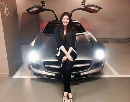 Những hình ảnh của Jamie Chua - cựu tiếp viên hàng không của hãng Singapore Airlines - với những đồ hiệu đắt tiền, những lần shopping “không cần nhìn giá” được cô đăng tải trên Instagram khiến nhiều người, đặc biệt là phụ nữ ao ước.