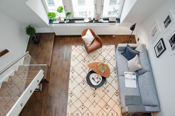 Phòng ngủ được ngăn cách với khu vực bên dưới bằng một tấm kính lớn, giúp không gian thêm rộng mở mà vẫn được tách biệt.