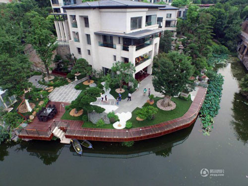 Đình đài lầu các, cây cối um tùm, xen đó là hồ nước xanh ngọc bích… cảnh tượng trước mắt khi đặt chân vào khu vườn tư này thật sự không thể không khiến cho mọi người ngạc nhiên. Chủ nhân của vườn, ông Lý cho biết, diện tich vườn khoảng 3000m2. Cây cối ở đây đều là những loại ông thu thập về, vô cùng quý hiếm, bao gồm tùng la hán, ngân hạnh, hắc tùng, hoa sơn trà, trà mai…