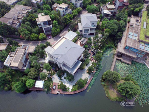 Lí do duy nhất để ông bỏ ra số tiền lớn như vậy cho khu vườn là vì niềm đam mê với hoa cỏ.