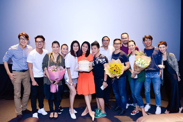 Thời gian gần đây, nữ diễn viên Tăng Thanh Hà thường chọn trang phục rộng và tối màu khi xuất hiện ở những nơi đông người. Không những thế cô còn thường xuyên lấy tay che vòng 2 khi chụp ảnh và mang những đôi giày thấp để thoải mái khi di chuyển. Điều này đã được một số khán giả tinh ý nhận ra và thắc mắc. Không ít người bày tỏ suy nghĩ rằng biểu hiện của Tăng Thanh Hà khá giống với hình ảnh phụ nữ đang mang thai trong những tháng đầu.