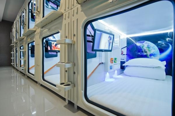 Capsule, khách sạn buồng kén, tp. HCM Capsule nằm trên đường Phạm Ngũ Lão, khu phố Tây ở thành phố Hồ Chí Minh do một chàng trai 9x người Đài Loạn đầu tư. Một buồng kén với diện tích 2m2, được trang bị đầy đủ tiện nghi như ti vi, máy điều hòa, wifi... rất thích hợp với những ai chỉ cần chỗ ngủ qua đêm với mức giá từ 120 - 150 nghìn đồng/đêm. Nhà nghỉ kiểu này đã phát triển ở Nhật Bản và Hong Kong nhưng khi đến Việt Nam vẫn hút khách vì chất lượng và giá cả của nó.