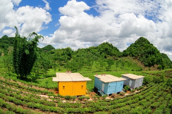 Mộc Châu Arena Village, Mộc Châu Nằm ở khu nông trường Mộc Châu cách trung tâm thị trấn khoảng 5 km, Mộc Châu Arena Village được xây dựng trên một triền đồi và là một tổ hợp nhà hàng, quán bar, nhà sàn và bungalow container. Bên trong container được thiết kế đầy đủ các vật dụng cần thiết như giường ngủ, đệm ngồi, bàn uống nước và nhà tắm... đặc biệt ngay sau Mộc Châu Arena Village, bạn có thể ngắm nhìn đồi chè, vườn mận.