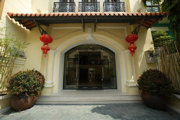 Ngôi nhà với phong cách đặc biệt này chính là 1 điểm nhấn giữa lòng Sài Gòn hoa lệ. Đến đây, bạn sẽ có cảm giác tâm hồn tĩnh lặng và yên bình đến lạ thường.