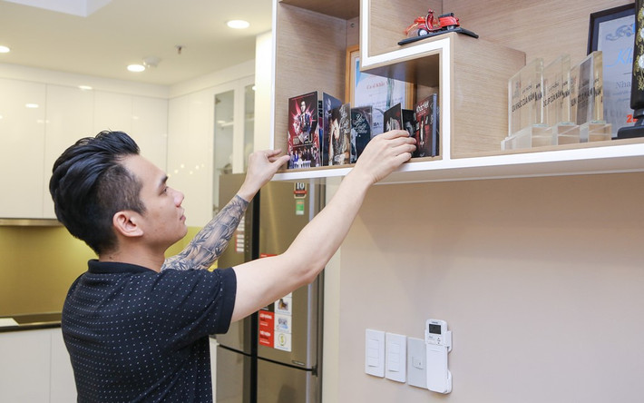 Tương tự nhà của các ca sĩ nổi tiếng khác, căn hộ của ca sĩ Khắc Việt cũng trưng bày rất nhiều sản phẩm, giải thưởng âm nhạc của anh.
