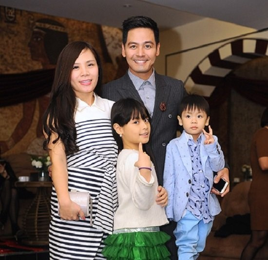 Vợ MC Phan Anh: Có lẽ, Phan Anh là người kín tiếng nhất trong chuyện chia sẻ cuộc sống riêng tư gia đình. Anh luôn giấu kín bà xã với truyền thông. Theo tìm hiểu, vợ MC Phan Anh tên là Dương Tuấn Ngọc, sinh năm 1981 và hiện làm việc trong lĩnh vực ngân hàng.
