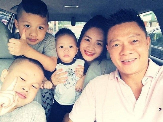 Vợ MC Trần Quang Minh: Hiện tại nam MC chương trình Chúng tôi là chiến sĩ có một tổ ấm hạnh phúc với vợ và 3 cậu quý tử. Vợ MC nổi tiếng này đang làm kinh doanh. Dù công việc rất bận rộn nhưng chị vẫn rất quan tâm, chăm sóc cho gia đình.