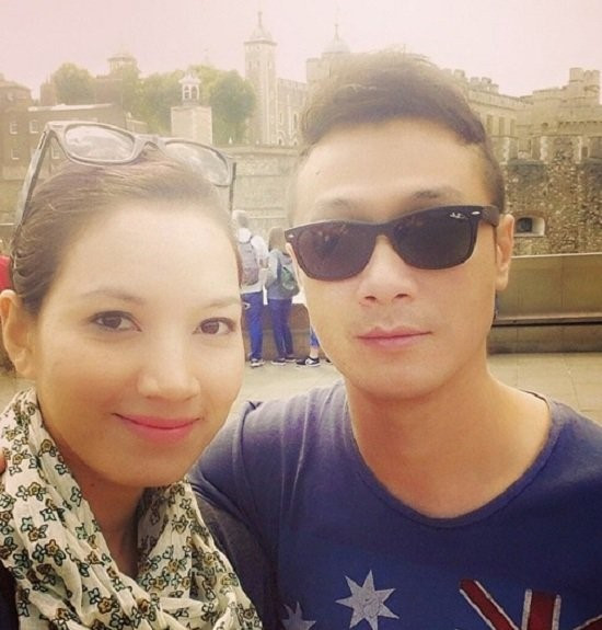 Người đẹp mang trong mình 2 dòng máu Pháp - Việt. Cô sinh năm 1988, từng theo học trường Đại học Sân khấu Điện ảnh và đã lọt vào chung kết cuộc thi Hoa hậu Việt Nam năm 2008. Hồng Nhung sở hữu khuôn mặt đẹp, làn da trắng và nụ cười vô cùng cuốn hút.