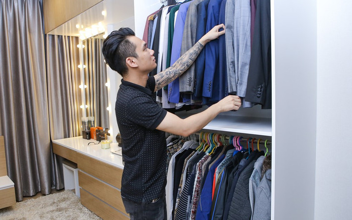 Là người ăn mặc đơn giản trên sân khấu lẫn ngoài đời nên tủ đồ của anh chủ yếu là sơ mi, áo thun, quần jeans. Màu sắc phần nhiều là tông trầm.