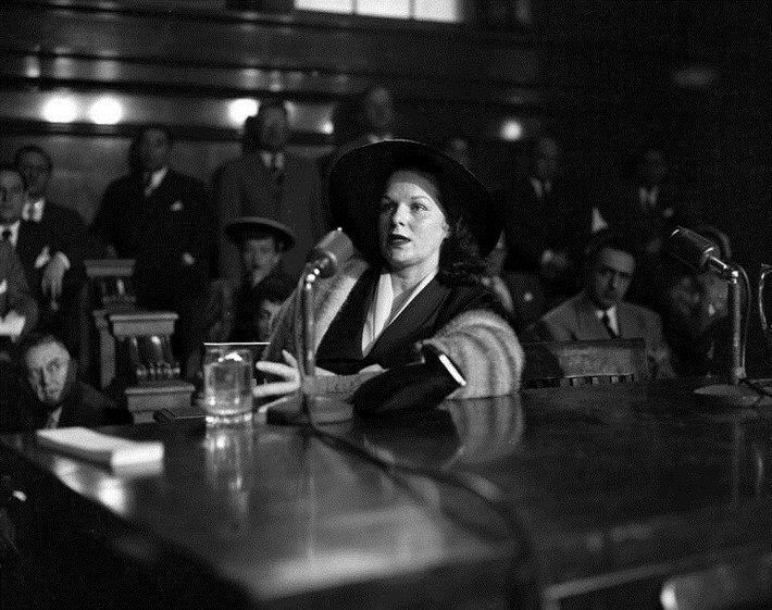 “Nữ hoàng gangster” Virginia Hill là bạn gái của tên cướp khét tiếng Bugsy Siegel. Hill đã đi khỏi nơi sống sau khi người tình của cô bị ám sát ngay tại nhà riêng. Siegel bị giết và bắn xuyên qua cửa sổ bằng súng trường ngay tại nhà bạn gái. Mãi đến năm 1851, khi làm nhân chứng trong một phiên xét xử băng đảng tội phạm có tổ chức, Hill mới thừa nhận mối quan hệ tình cảm với Siegel.