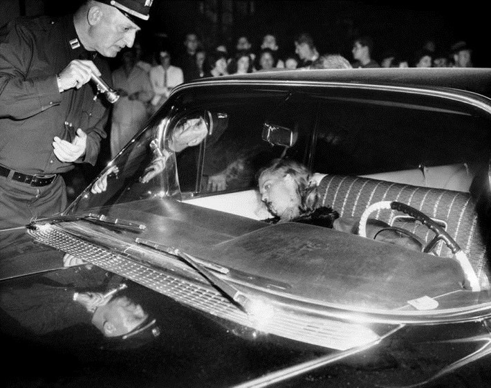Năm 1954, ông trùm xã hội đen Anthony Carfano, 62 tuổi, và người vợ xinh đẹp Janice Drake bị bắn chết trong chiếc Cadillac màu đen.