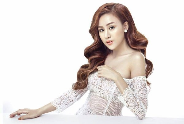 Sau một thời gian im hơi lặng tiếng, mới đây, Huyền Anh ( Bà Tưng) lại tiếp tục khiến công chúng xôn xao bởi các hoạt động showbiz và hàng loạt các dự án mới. Ra mắt sách, tung single, tham gia một số sự kiện, tranh tài cùng dàn hotgirl trong The Face 2017… dù không quá ồn ào ‘tốn giấy mực’ như trước, nhưng công chúng đã thấy Huyền Anh (Bà Tưng) chín chắn, trưởng thành hơn trên con đường sự nghiệp.