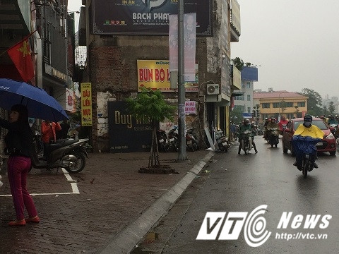 Những ngôi nhà bỗng dưng nhô ra chiếm hết vỉa hè như trong hình không khó bắt gặp trên nhiều tuyến phố tại Hà Nội.