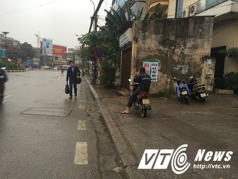 Ngôi nhà "mọc" trên vỉa hè đường Nguyễn Phong Sắc.