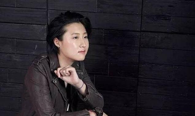 Trái lại, cô con gái ngoài hôn thú của Thành Long lại tỏ ra là một cô bé gai góc và đầy nghị lực. Điều này được cho là đến từ cuộc sống từ nhỏ thiếu vắng tình thương yêu của cha. Những lần được báo giới hỏi về Thành Long, đồng thời được cho là cha đẻ của mình, Ngô Trác Lâm luôn thẳng thắn khẳng định sẽ cả đời oán hận ông bởi chưa bao giờ cô nhận được tình yêu của Thành Long.