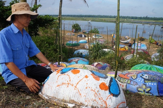 Những dụng cụ để vẽ tranh là số thuyền, thúng, dụng cụ hành nghề trên biển của ngư dân địa phương đã qua sử dụng. Ảnh: Trương Hồng