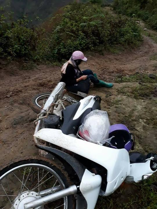 Trò chuyện với VietNamNet, người đưa hình ảnh các cô giáo lên mạng xã hội tâm sự rằng cuộc sống của các giáo viên nơi đây rất vất vả, đặc biệt là việc đi lại trong những ngày mưa. Các cô giáo phải tập cách vượt qua những đoạn đường đầy nguy hiểm...