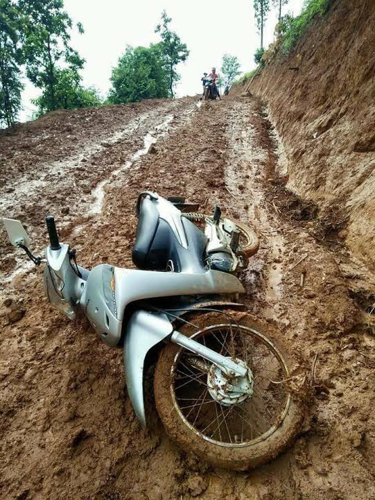 Những hình ảnh này được một chuyên viên của Phòng Giáo dục Huyện Mù Cang Chải chụp lại và chia sẻ lên trang cá nhân của mình. Ngay sau đó, hình ảnh các cô giáo hằng ngày lặn lộn qua những cung đường khó để đến trường đã nhận được hàng nghìn lượt chia sẻ, bình luận đồng cảm từ cộng đồng mạng.
