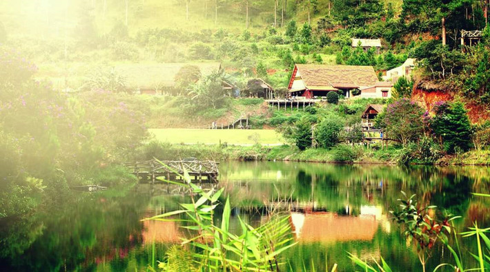 Làng Cù Lần tọa lạc dưới thung lũng được bao phủ bởi rừng nguyên sinh. Bên cạnh là dòng suối trong vắt chảy dọc theo triền đồi và hồ nước xanh thẫm, chiếc cầu treo đung đưa, những mái nhà sàn lấp ló dưới tán cây và những con cù lần hiền lành thân thiện. Đến với tour du lịch Đà Lạt một ngày tham quan làng Cù Lần, bạn có thể tham gia các trò chơi năng động như chèo thuyền trên hồ, xe đạp địa hình xuyên qua rừng thông, câu cá giải trí, đi xe Jeep vượt suối, cưỡi ngựa bên đồi thông….