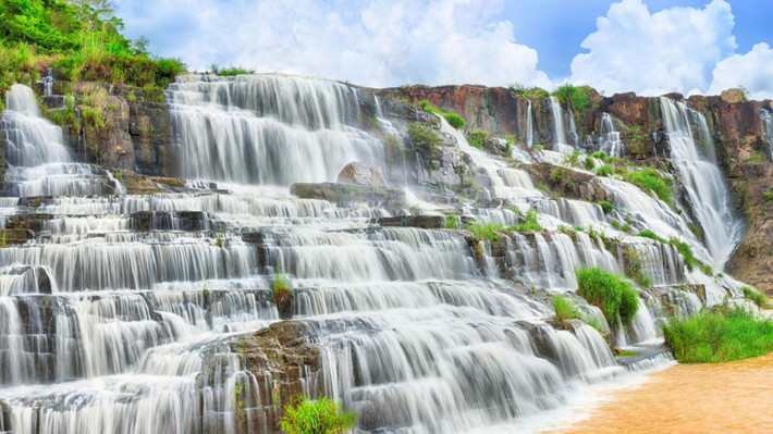 Thời gian gân đây, thác Pongour nổi lên như một địa điểm check-in được nhiều bạn trẻ yêu thích. Ngọn thác đổ xuống từ độ cao hơn 40 m và trải dài trên 100 m nhìn như dải lụa phủ trắng xóa cả một vách núi. Cùng với thác Pongour, du khách có thể tham quan làng hoa Vạn Thành, cà phê Mê Linh, nhà máy dệt tơ tằm, trang trại nuôi dế, thác voi, chùa Linh Ẩn trong hành trình tour.