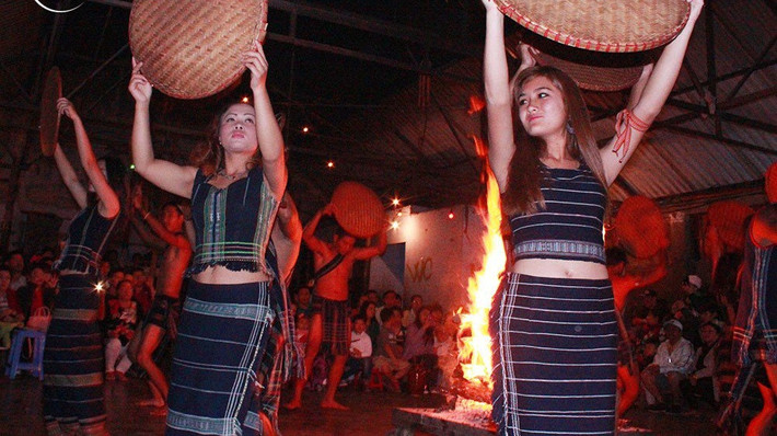 Tour cồng chiêng Đà Lạt được tổ chức mỗi đêm nhằm phục vụ du khách muốn tìm hiểu văn hóa bản địa của đồng bào K'Ho. Với 140.000 đồng, mỗi du khách sẽ trải nghiệm các hoạt động: tham gia giao lưu cồng chiêng; ăn thịt nướng, uống rượu cần; nhảy múa cùng đồng bào thiểu số; tham gia các trò chơi dân gian.