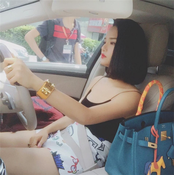 Không những thế, Miu Lê thẳng thắn thừa nhận bạn trai của mình là một người giàu có. "Ừ, bạn trai tôi giàu. Bạn trai tôi có nói, tôi nên làm nghệ thuật chỉ để thỏa mãn đam mê thôi, còn tiền bạc này kia á, đừng bao giờ quan tâm, miễn đừng bỏ ảnh là được", Miu Lê tâm sự.