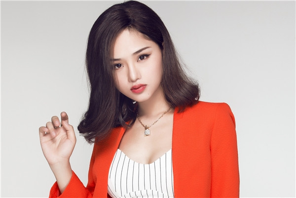 Từ siêu xe cho tới các món đồ hàng hiệu trị giá tới 10 con số, Miu Lê cũng không hề thiếu bất cứ thứ gì. Trên trang cá nhân, cô còn thường xuyên đăng tải hình ảnh ghi lại những chuyến du lịch vô cùng sang trọng. Ngoài hai mươi, để có trong tay khối tài sản khiến nhiều người ghen tị là sự hoạt động nghệ thuật nghiêm túc từ những vai diễn phụ đầu tiên trên màn ảnh với hình tượng một nghệ sĩ đa-zi- năng.