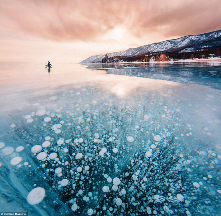 Hồ Baikal nằm ở Đông Siberia (Nga), là hồ nước ngọt lâu đời nhất thế giới, độ sâu đạt tới 1.642 m, diện tích 31.722 km2. Khung cảnh xung quanh hồ thay đổi theo mùa, tạo nên những cảnh sắc tuyệt mỹ. Đặc biệt trong mùa đông, mặt hồ bị đóng băng. Hàng triệu quả bóng khí mắc kẹt trong băng khiến hồ Baikal mang một vẻ đẹp cuốn hút. Ảnh: Kristina Makeeva.