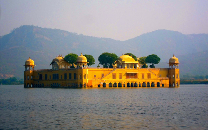 Cung điện giữa hồ ở Ấn Độ: Jal Mahal là một cung điện được xây dựng cho nhà vua Maharaja Sawai Jai Singh II vào thế kỷ 18. Trong quá khứ, nơi đây từng xảy ra một trận hạn hán nghiêm trọng ở khu vực vương quốc, vì vậy nhà vua đã có ý tưởng xây dựng một con đập để tích nước chống hạn hán. Thật tình cờ, cung điện của ông lại nằm trong khu vực bị nước bao phủ. Cho đến nay, cung điện vẫn tồn tại nguyên vẹn, dù phần dưới bị chìm hoàn toàn. Ảnh: Priyanka/Pinterest.