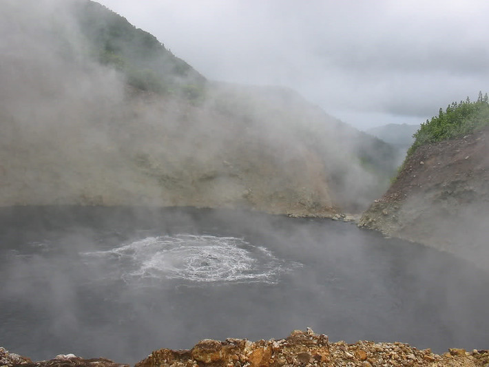 Hồ “nước sôi” (Boiling Lake) nằm trên miệng một ngọn núi lửa ở vườn quốc gia Morne Trois Pitons, Dominica. Vì thế, nước của hồ luôn trong tình trạng “sôi sùng sục” với nhiệt độ dao động từ 70-90 độ C. Ảnh: Antoine Hubert.