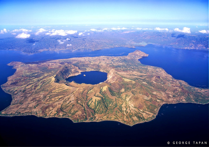 “Hồ trong hồ” là cách gọi một hồ nước trên đỉnh núi lửa Taal Volcano, nằm giữa hồ Taal, ở đảo Luzon, Philippines. Đây là một trong những địa điểm du lịch đẹp và hấp dẫn nhất ở Philippines. Ảnh: George Tapan.